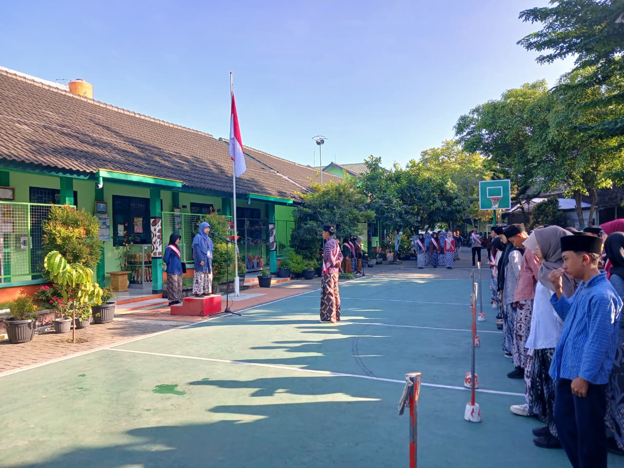 MTsN 9 Bantul Gelar Upacara Peringatan Hari Jadi ke-195 Kabupaten Bantul dengan Busana Gagrak Jawa